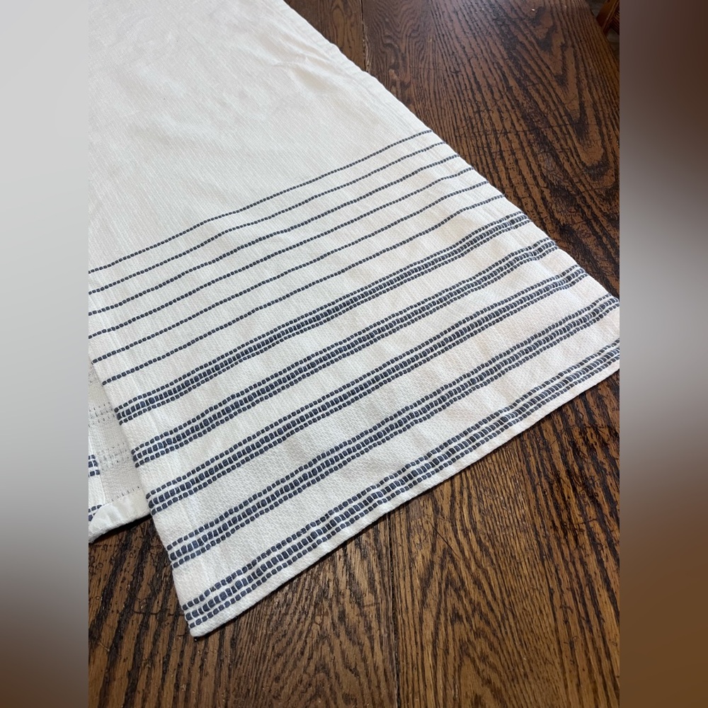 Hearth & Hand beautiful cotton tablecloth runner